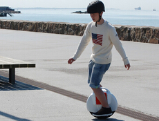 El nuevo Airwheel scooter autobalanceado X6 utiliza el encanto de música para atraer a los consumidores.